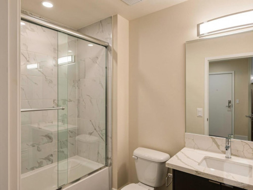 Stylish Apartment with Rooftop Views & Modern Amenities in LA”