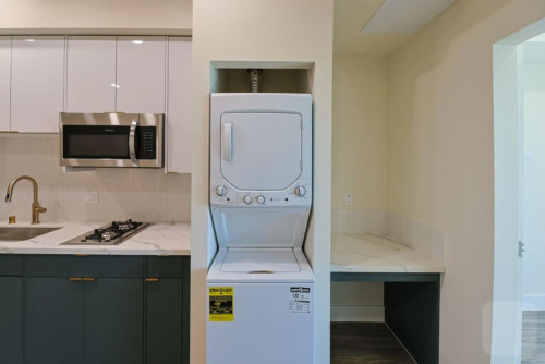 Stylish Apartment with Rooftop Views & Modern Amenities in LA”