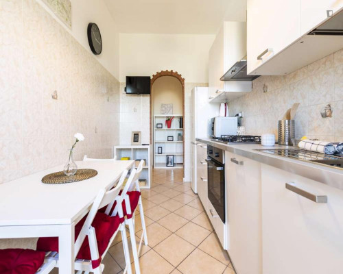 Beautiful double bedroom in a student flat, in Cesano Boscone