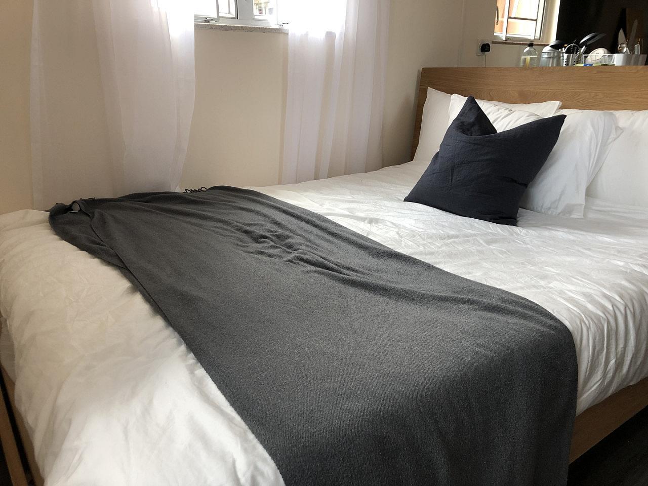  Large Deluxe A  -  Vibrant Queen's Road West Coliving: Cowork, Connect & Thrive Apartment  - Gallery -  1