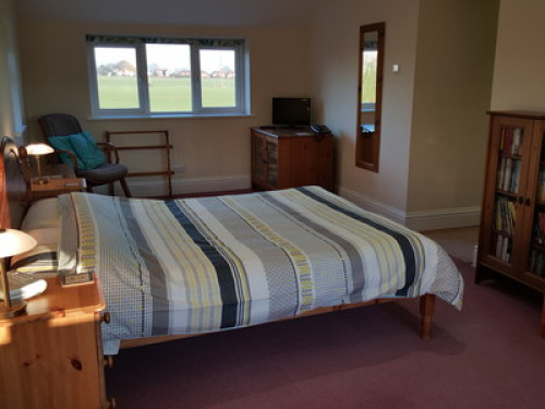 Large room, en-suite near Reading