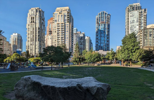 Lovely Comfortable Apt. near Emery Barnes Park Home