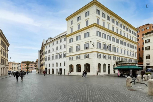 Elegant 2-bedroom flat next to the famous Piazza di Spagna