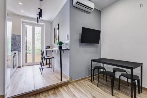 Charming 1-bedroom flat with balcony close to Villa Lazzaroni