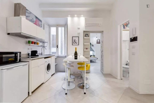 Cosy 1-bedroom flat for 4 people close to the Cavour metro station