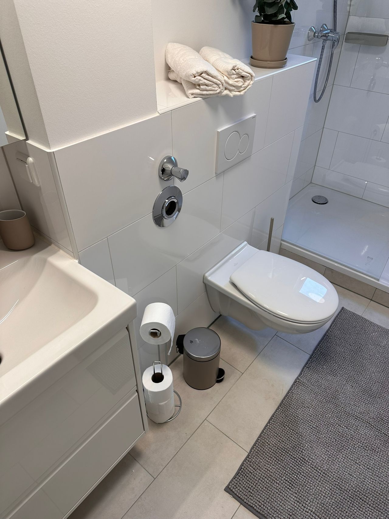  Single Room  -  *SCHWEIZER PLATZ* Luxuriously furnished room in a fully equipped shared apartment  - Gallery -  4