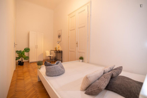 Cozy double bedroom close to Liberty Square