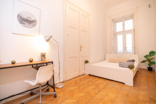 Cozy double bedroom close to Liberty Square