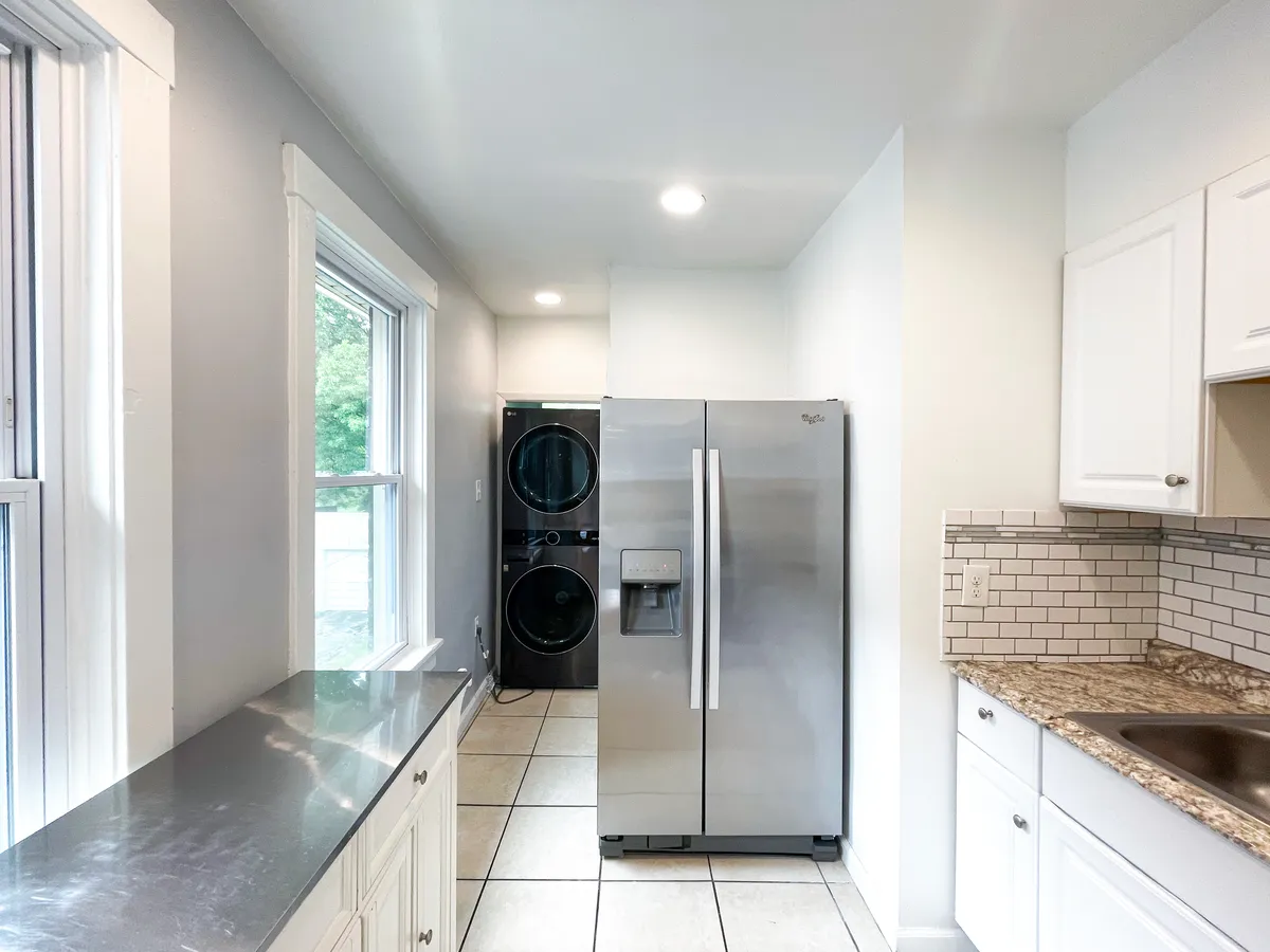  3 Beds 1 Bath  -  2353-2355 Tilbury Ave  - Gallery -  8