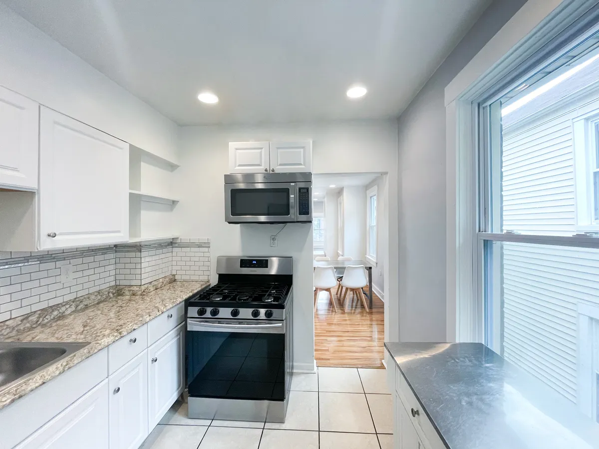  3 Beds 1 Bath - 1000 Sqft  -  2353-2355 Tilbury Ave  - Gallery -  9