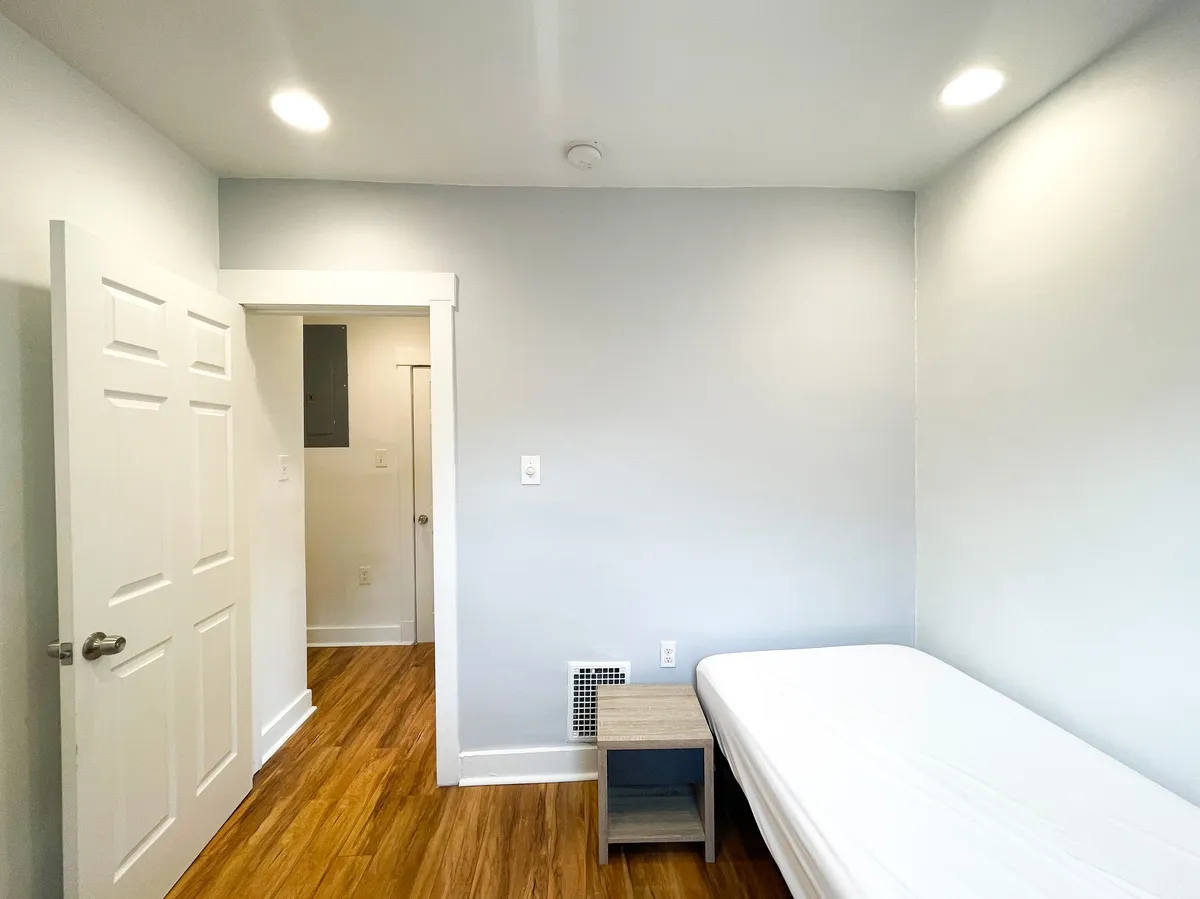  3 Beds 1 Bath - 1000 Sqft  -  2353-2355 Tilbury Ave  - Gallery -  19