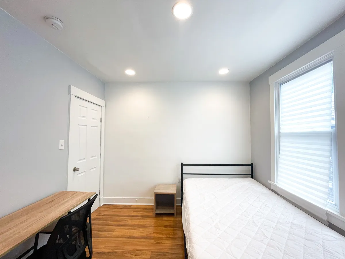  3 Beds 1 Bath - 1000 Sqft  -  2353-2355 Tilbury Ave  - Gallery -  15