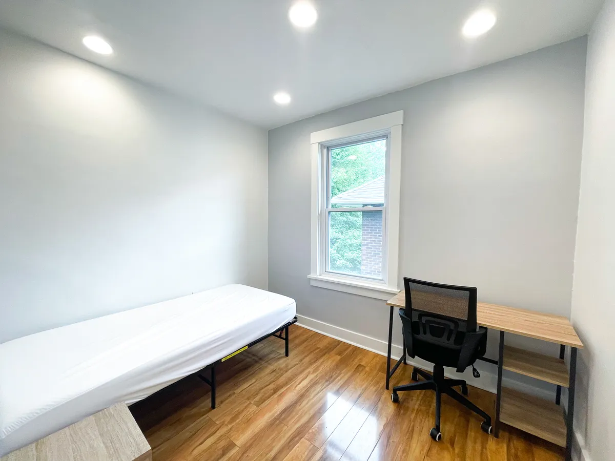  3 Beds 1 Bath - 1000 Sqft  -  2353-2355 Tilbury Ave  - Gallery -  17