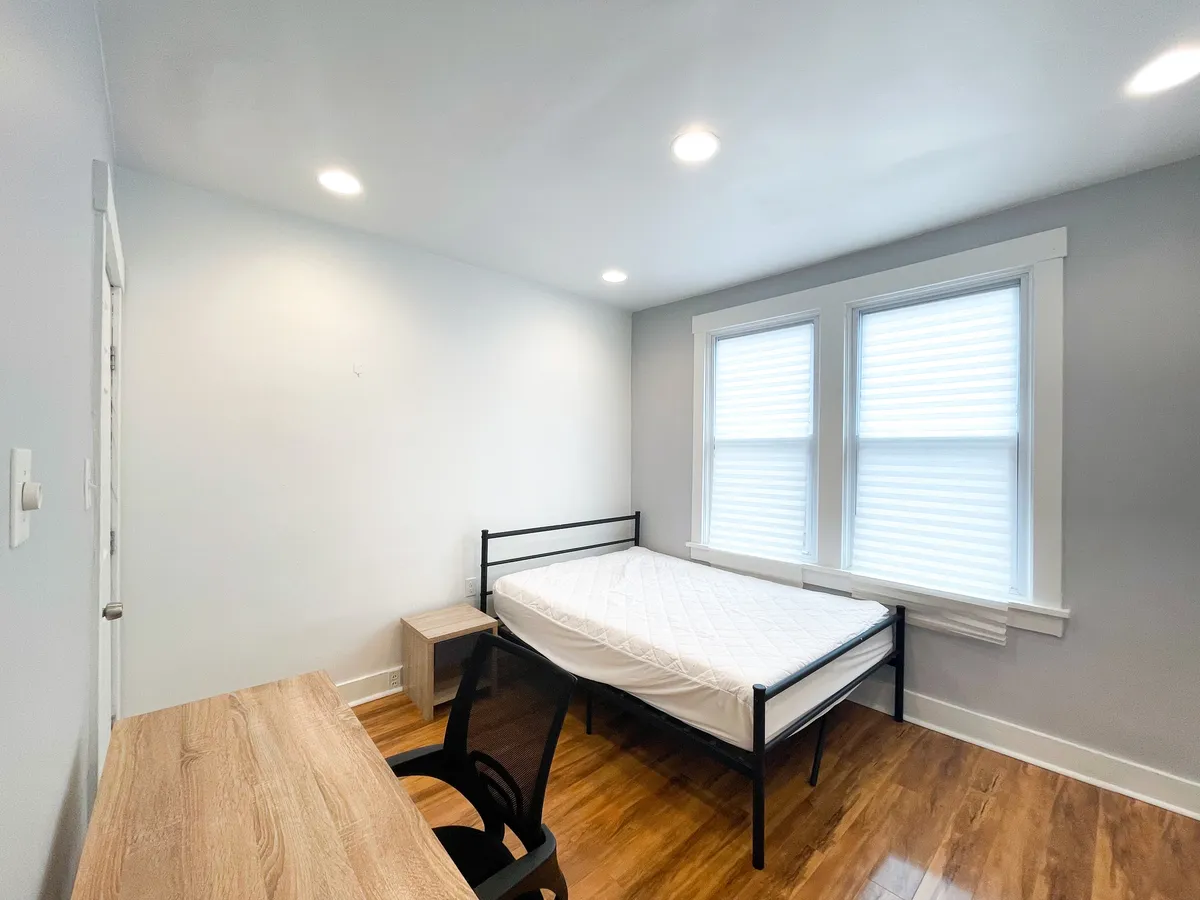  3 Beds 1 Bath - 1000 Sqft  -  2353-2355 Tilbury Ave  - Gallery -  14