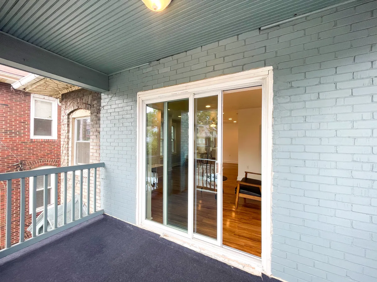  3 Beds 1 Bath - 1000 Sqft  -  2353-2355 Tilbury Ave  - Gallery -  24