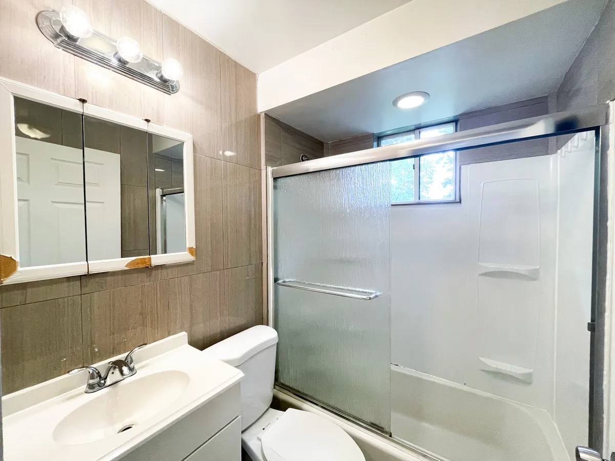  3 Beds 1 Bath - 1000 Sqft  -  2353-2355 Tilbury Ave  - Gallery -  21