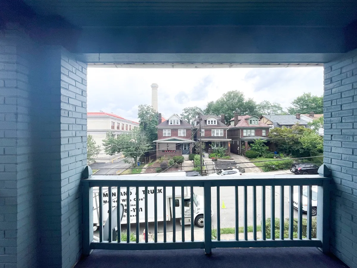  3 Beds 1 Bath - 1000 Sqft  -  2353-2355 Tilbury Ave  - Gallery -  22