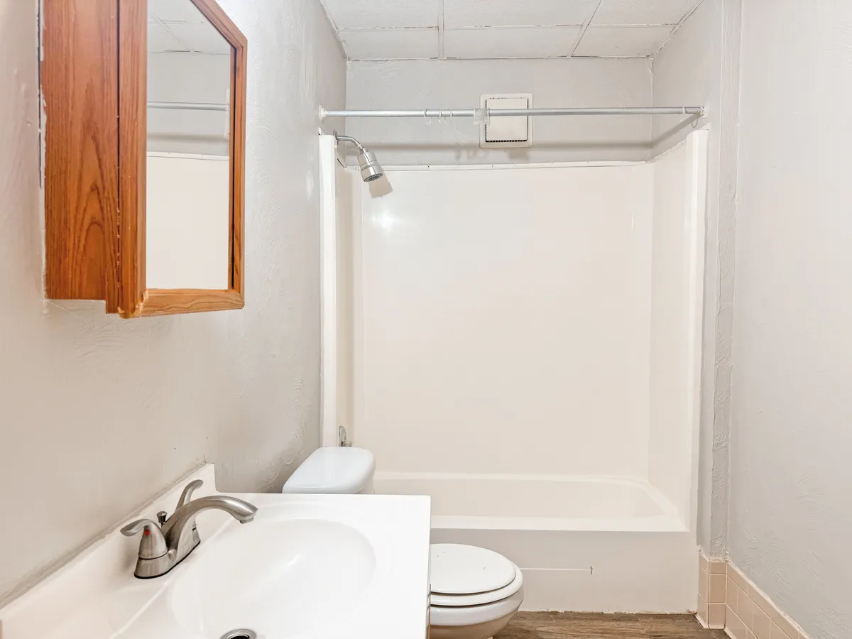3 Beds 1 Bath (5727 Phillips Ave Unit F2) - 5725-5727 Phillips Ave - Gallery - 7