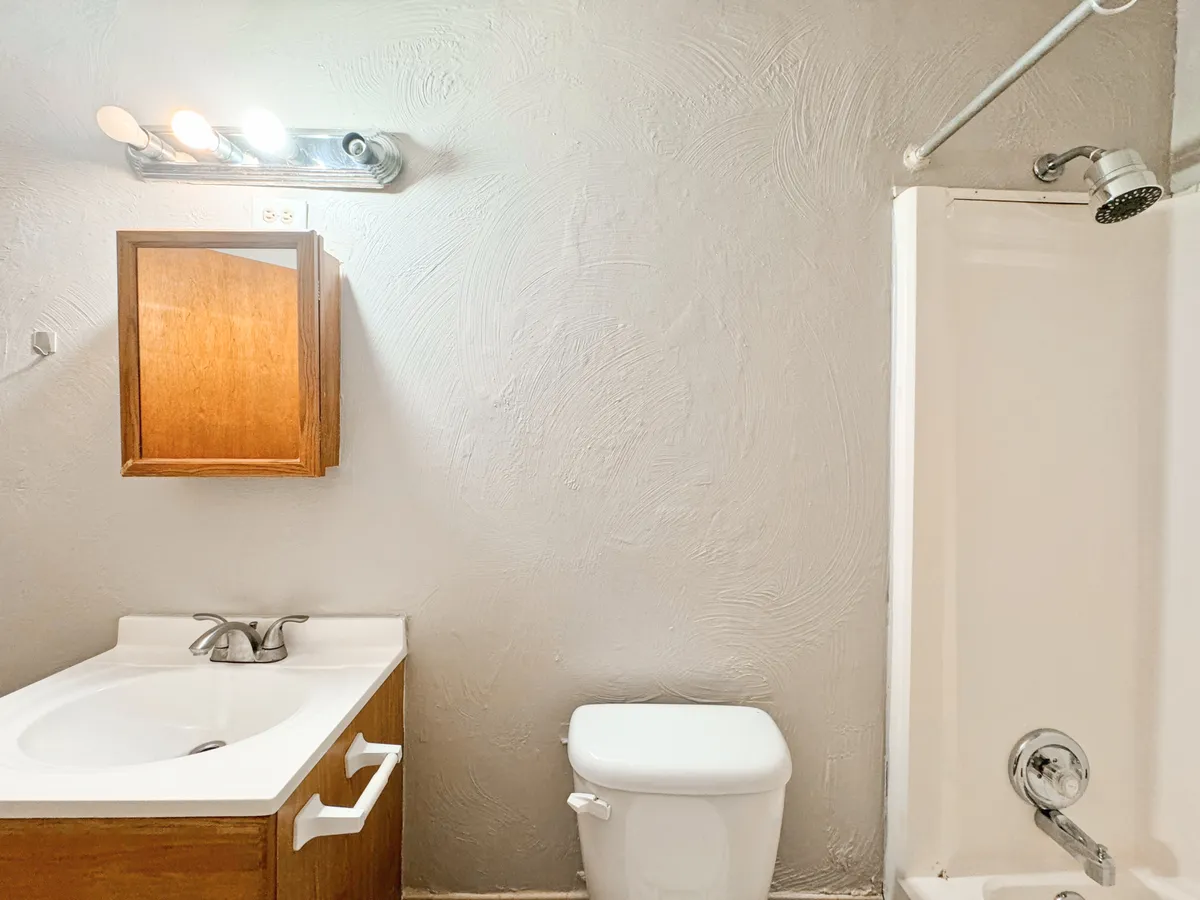 3 Beds 1 Bath (5725 Phillips Ave Unit F1) - 5725-5727 Phillips Ave - Gallery - 4