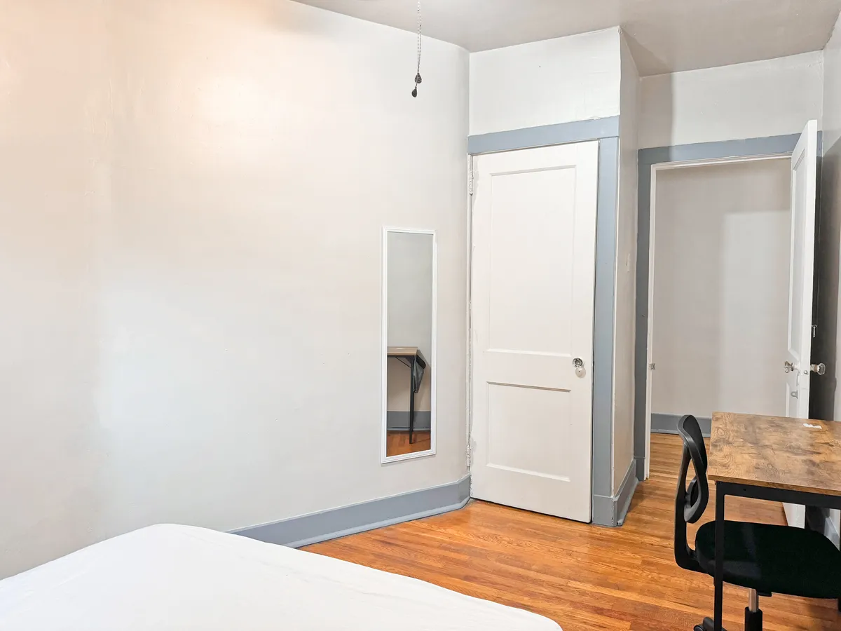 3 Beds 1 Bath (5727 Phillips Ave Unit F1) - 5725-5727 Phillips Ave - Gallery - 4