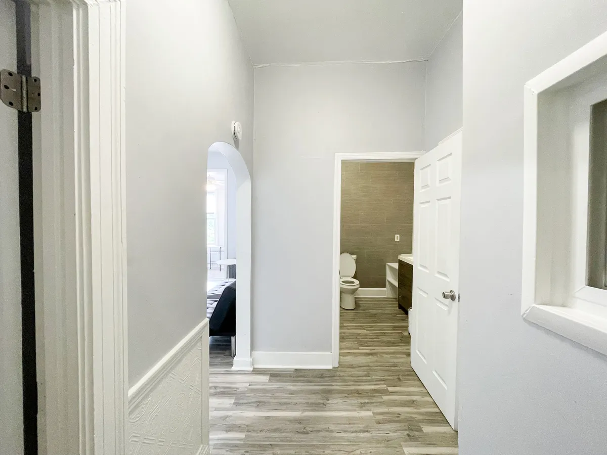  1 Bed 1 Bath  -  5807 - 5809 Hobart St  - Gallery -  5