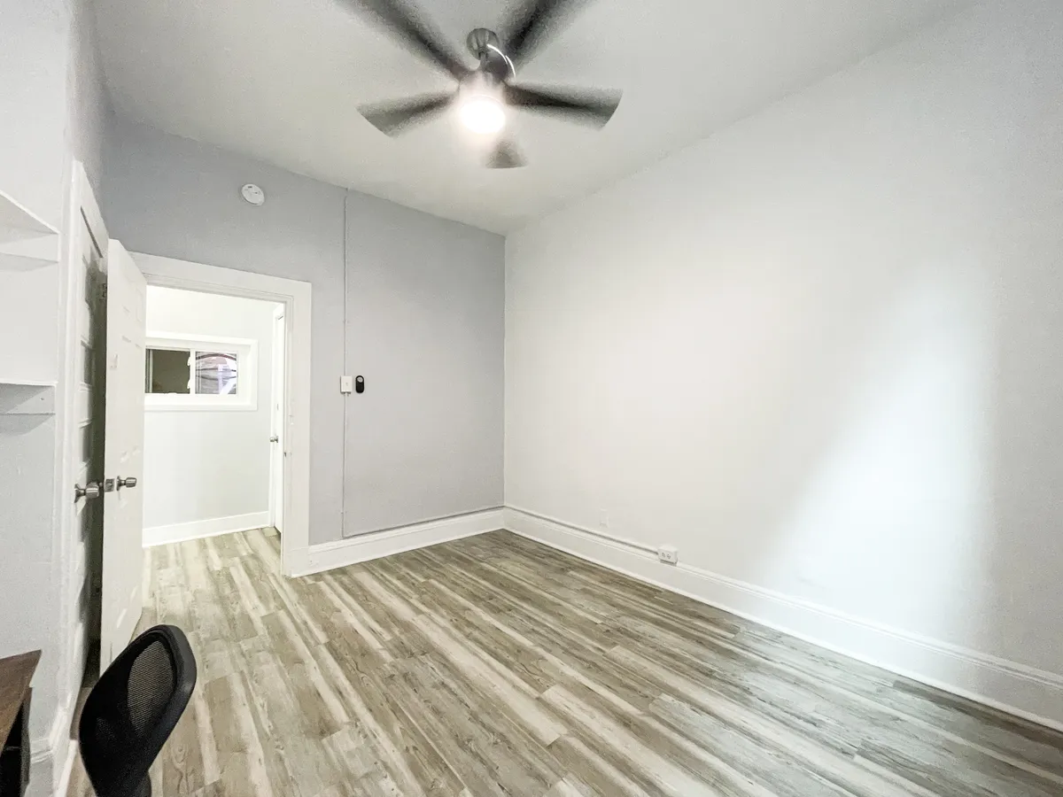  1 Bed 1 Bath  -  5807 - 5809 Hobart St  - Gallery -  4