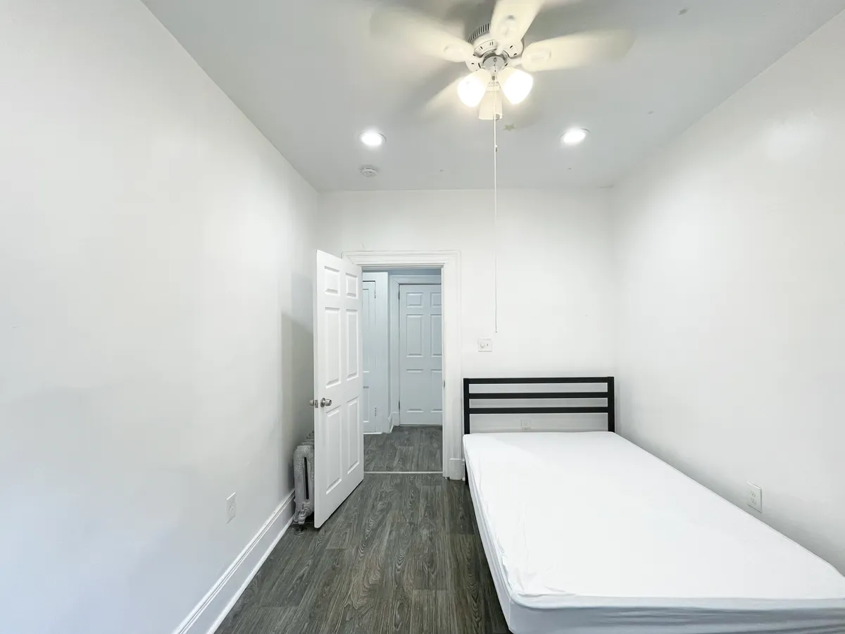  3 Beds 2 Baths  -  5807 - 5809 Hobart St  - Gallery -  1