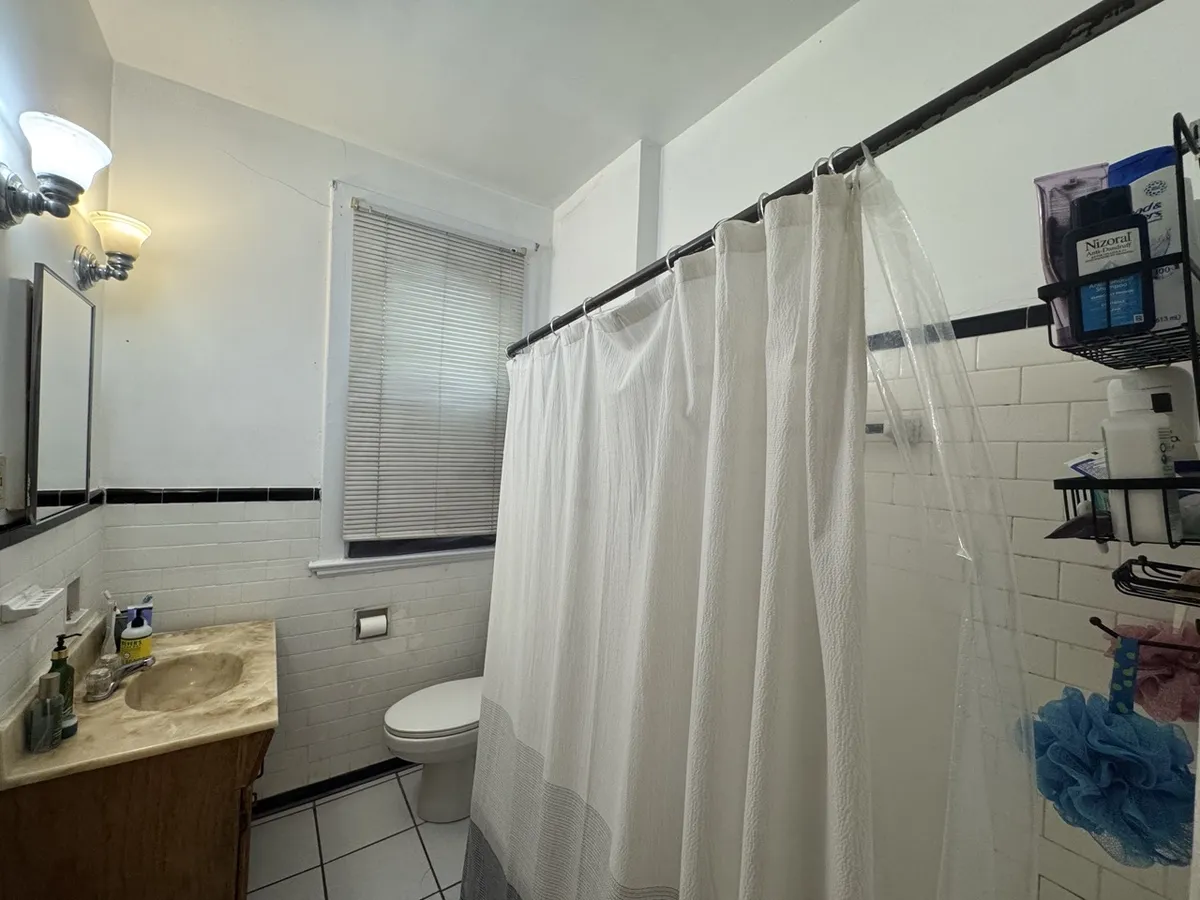  2 Beds 1 Bath (FL2)  -  3555 Beechwood Blvd  - Gallery -  4
