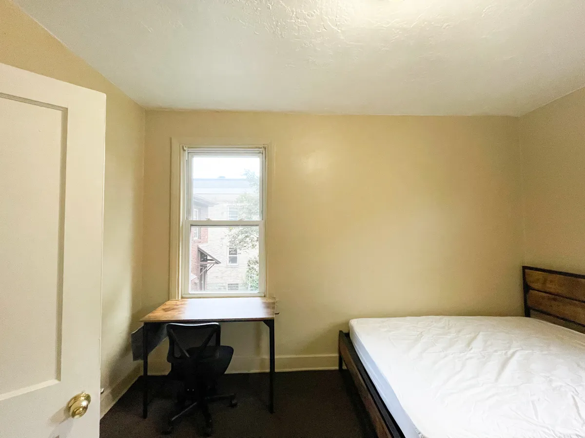  4 Beds 2 Baths (3563 Beechwood Blvd)  -  3563-3565 Beechwood Blvd  - Gallery -  4