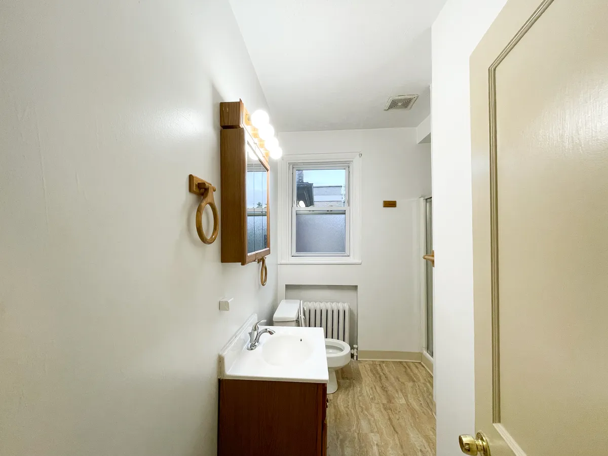  4 Beds 2 Baths (3563 Beechwood Blvd)  -  3563-3565 Beechwood Blvd  - Gallery -  5