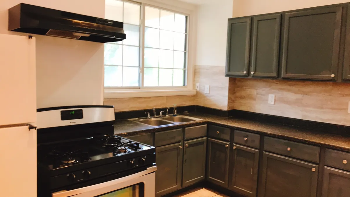  2 Beds 2 Baths  -  5818 Hobart St  - Gallery -  6