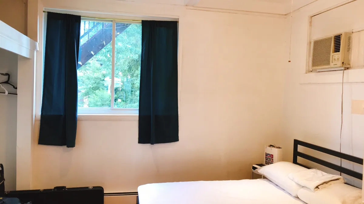 2 Beds 2 Baths  -  5818 Hobart St  - Gallery -  2