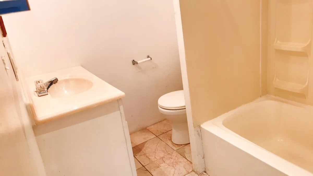  2 Beds 2 Baths  -  5818 Hobart St  - Gallery -  9
