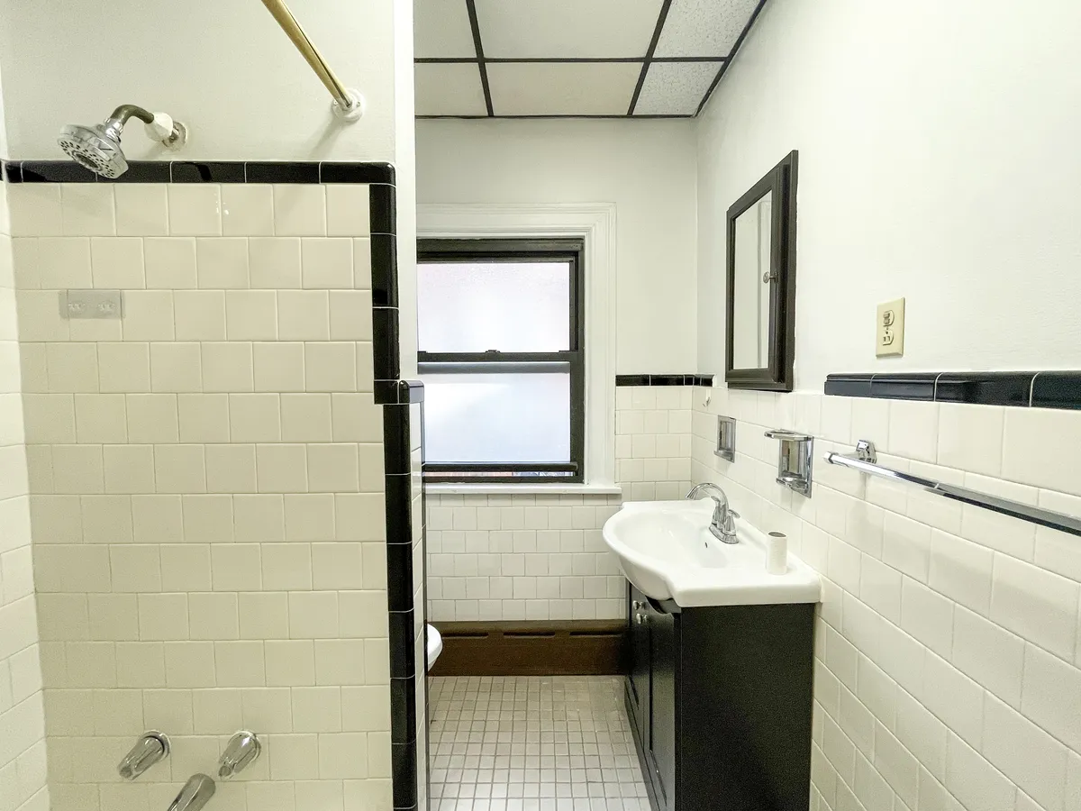 2 Beds 1 Bath - 5856 Darlington Rd - Gallery - 3