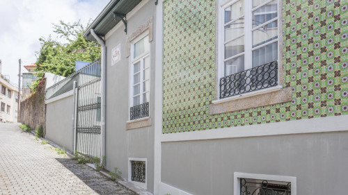Comfy single bedroom in a 9-bedroom apartment near Universidade Fernando Pessoa