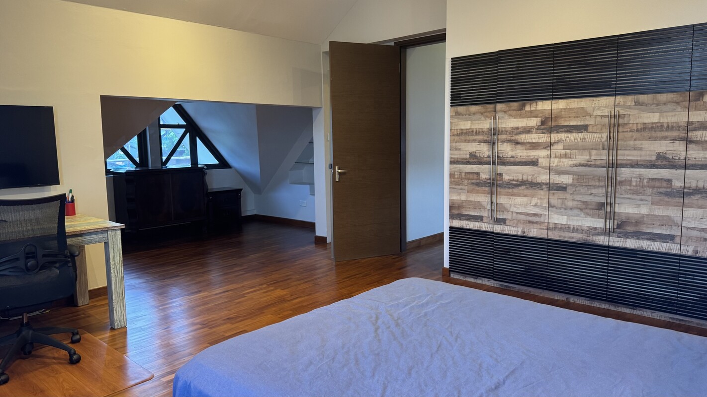An Entire Floor On Level 3, Come With A Bedroom And Bathroom (Full Room) - 1