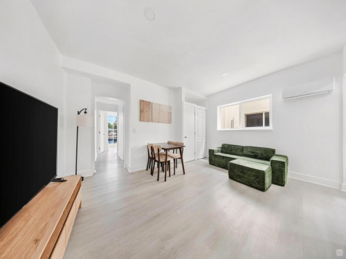 SouthWest 6th Home - Gallery - 10