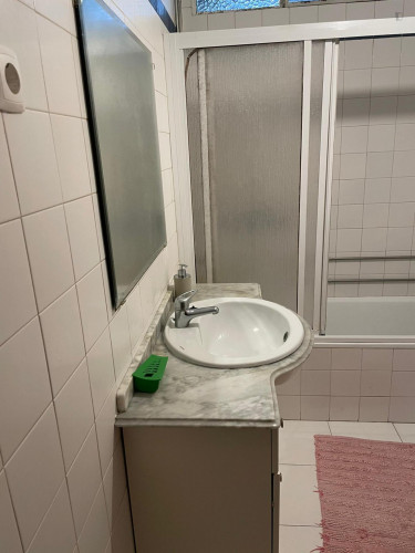 INF12 - Cozy Bedroom with Double Bed and Large Window