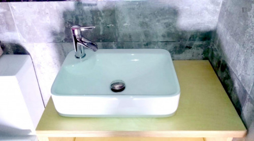 INF12 - Cozy Bedroom with Double Bed and Large Window