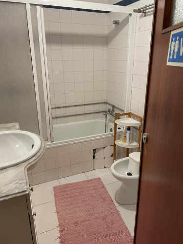 INF12 - Cozy Bedroom with Double Bed and Large Window