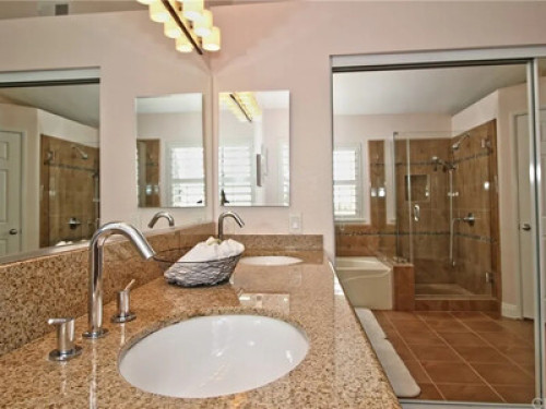 Beautiful Master Bedroom Suite - Gallery - 8