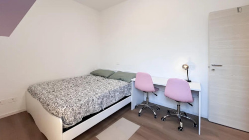 Comfortable twin bedroom in modern apartment in the Greco area