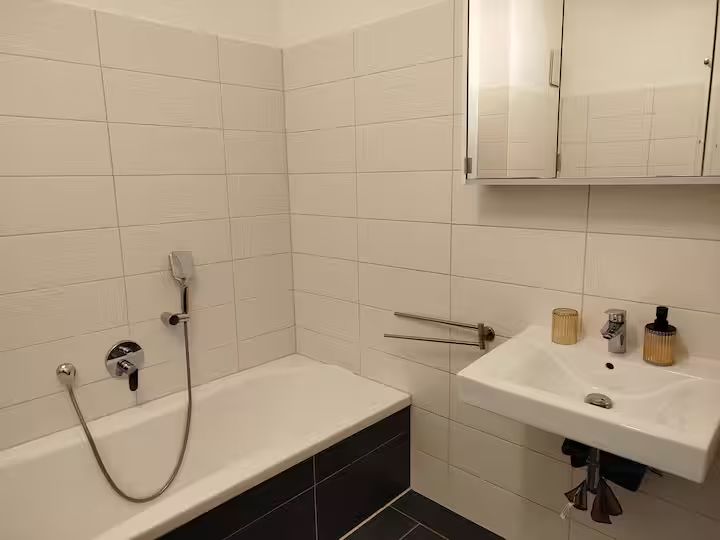 Charming & Neat Suite - 5