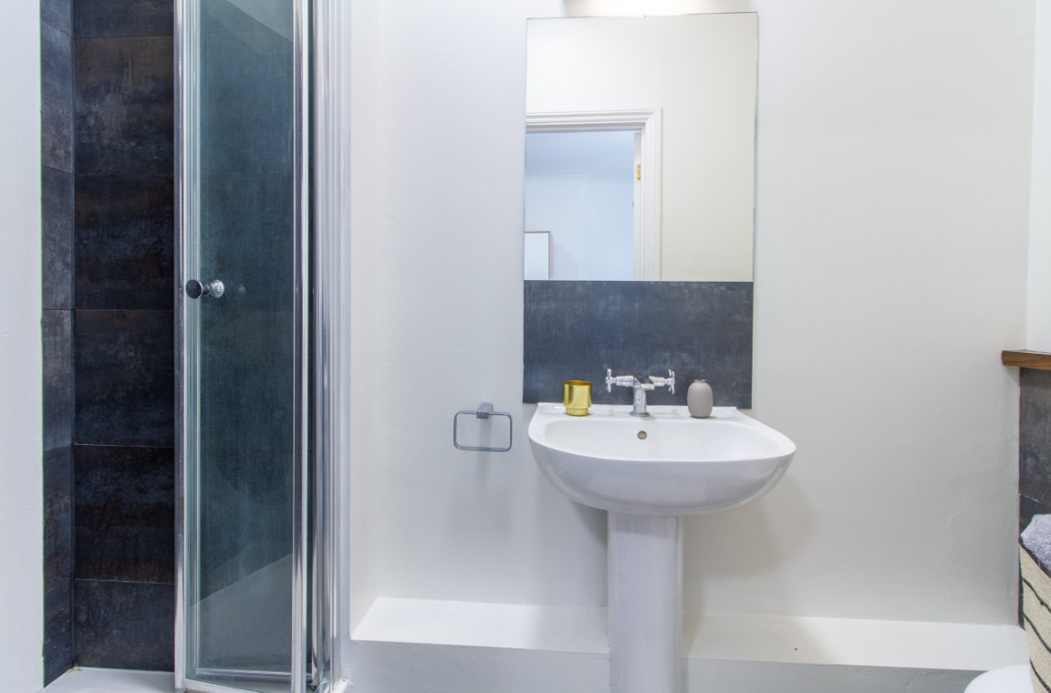 Bronze Twin Ensuite - Janet Poole House - Gallery - 3