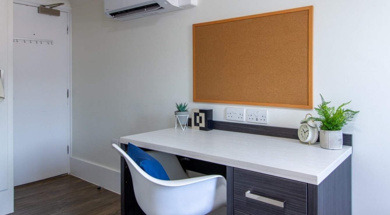 Silver Ensuite Room - Janet Poole House - Gallery - 2