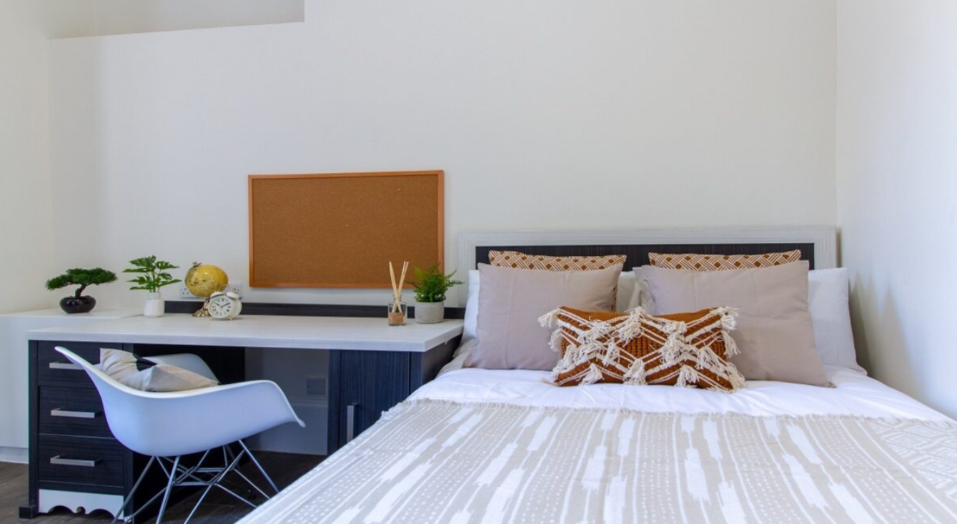 Gold Ensuite Room - Janet Poole House - Gallery - 1