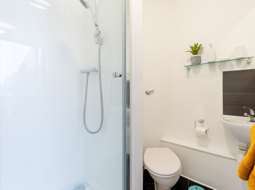 Twin Ensuite - Lightfoot Hall - Gallery - 3