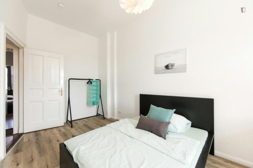 Comfy double bedroom near Schillerpark