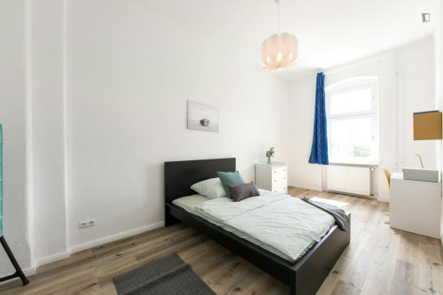 Comfy double bedroom near Schillerpark