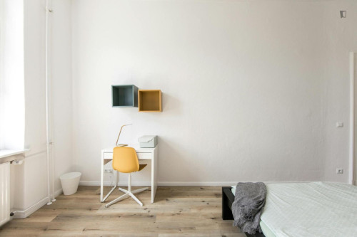 Comfy double bedroom near Schillerpark